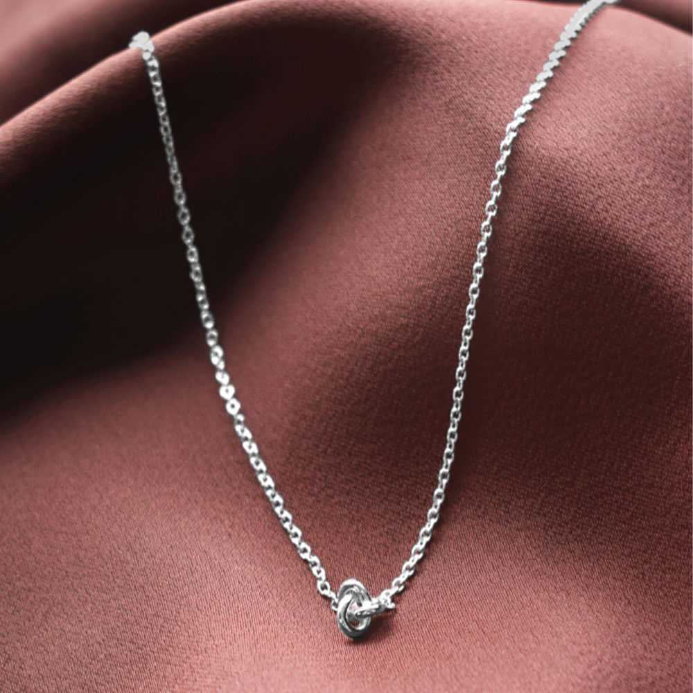 Le knot drop necklace rodium, från Drakenberg Sjölin, i färgen Recycled 925 Sterling Silver.