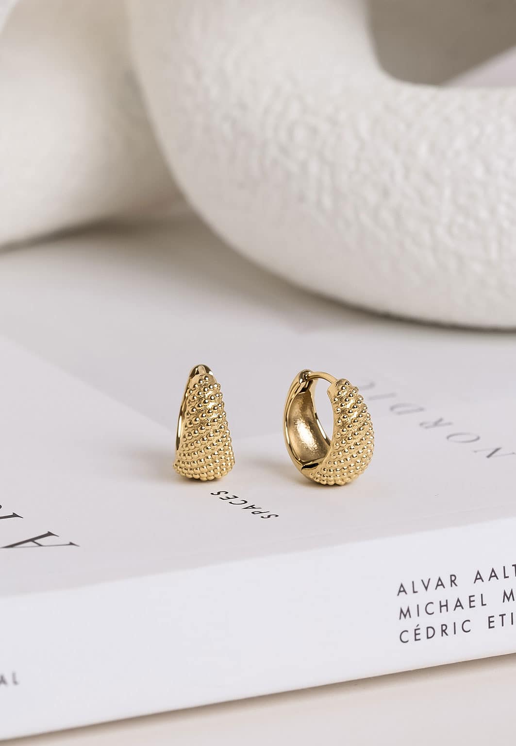 Honey Hoops Medium, från Mockberg, i färgen Gold.