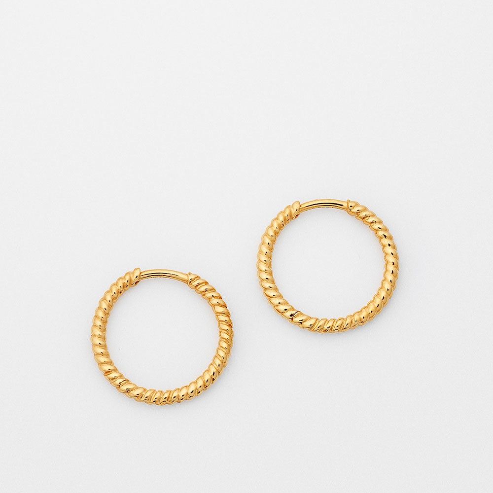 Beloved Twisted Medium Hoops Gold, från Syster P, i färgen Gold.