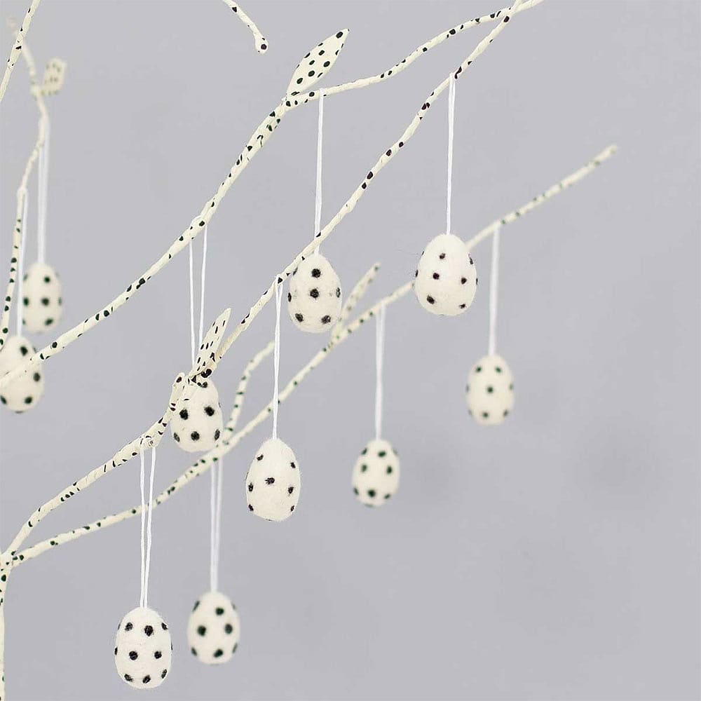 FELT EGGS Påskhänge 10-pack, vit/sv, från A World of Craft, i färgen Vit/Sv.