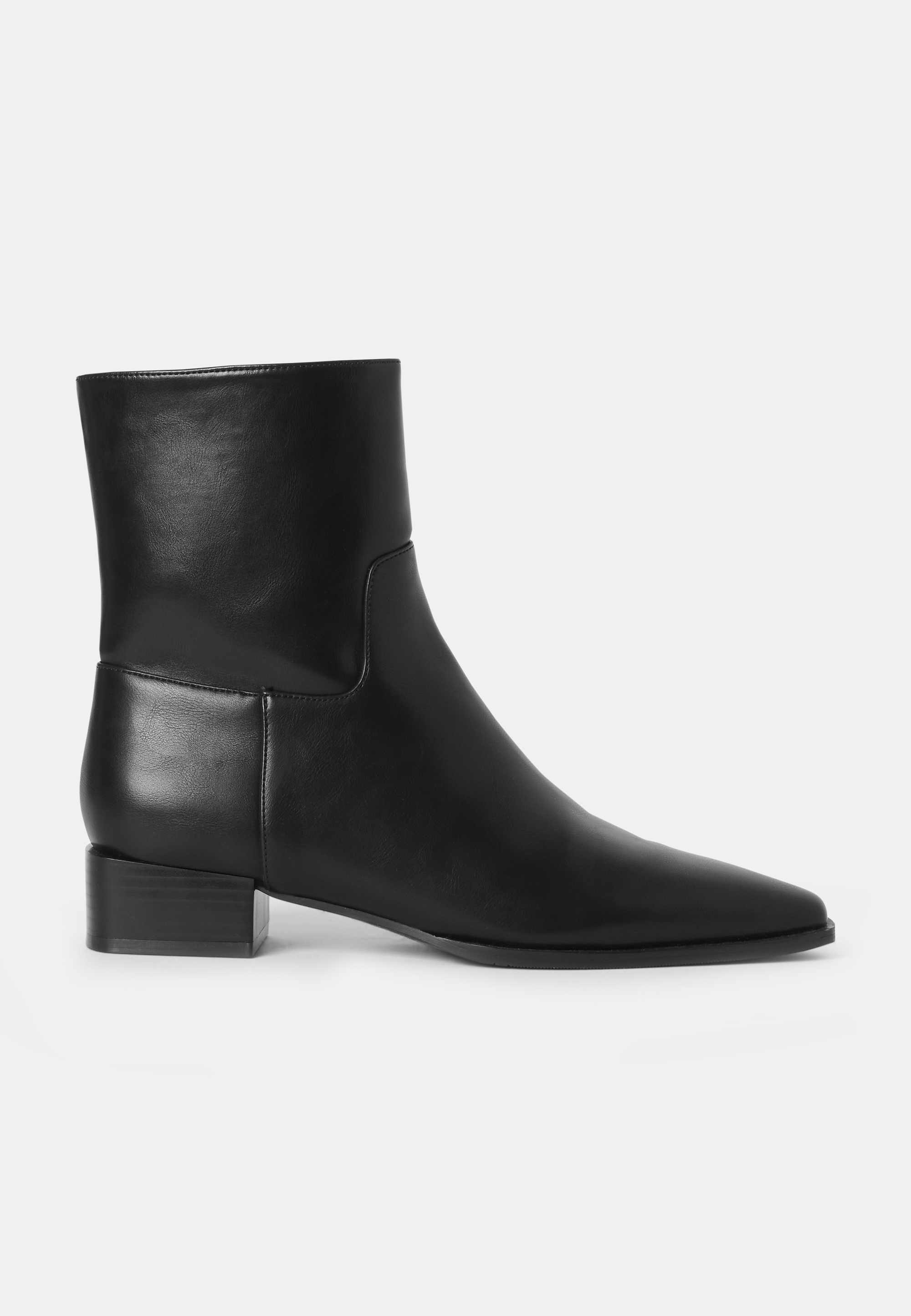 Stövletter med spetsig tå, från Carin Wester, i färgen Black.