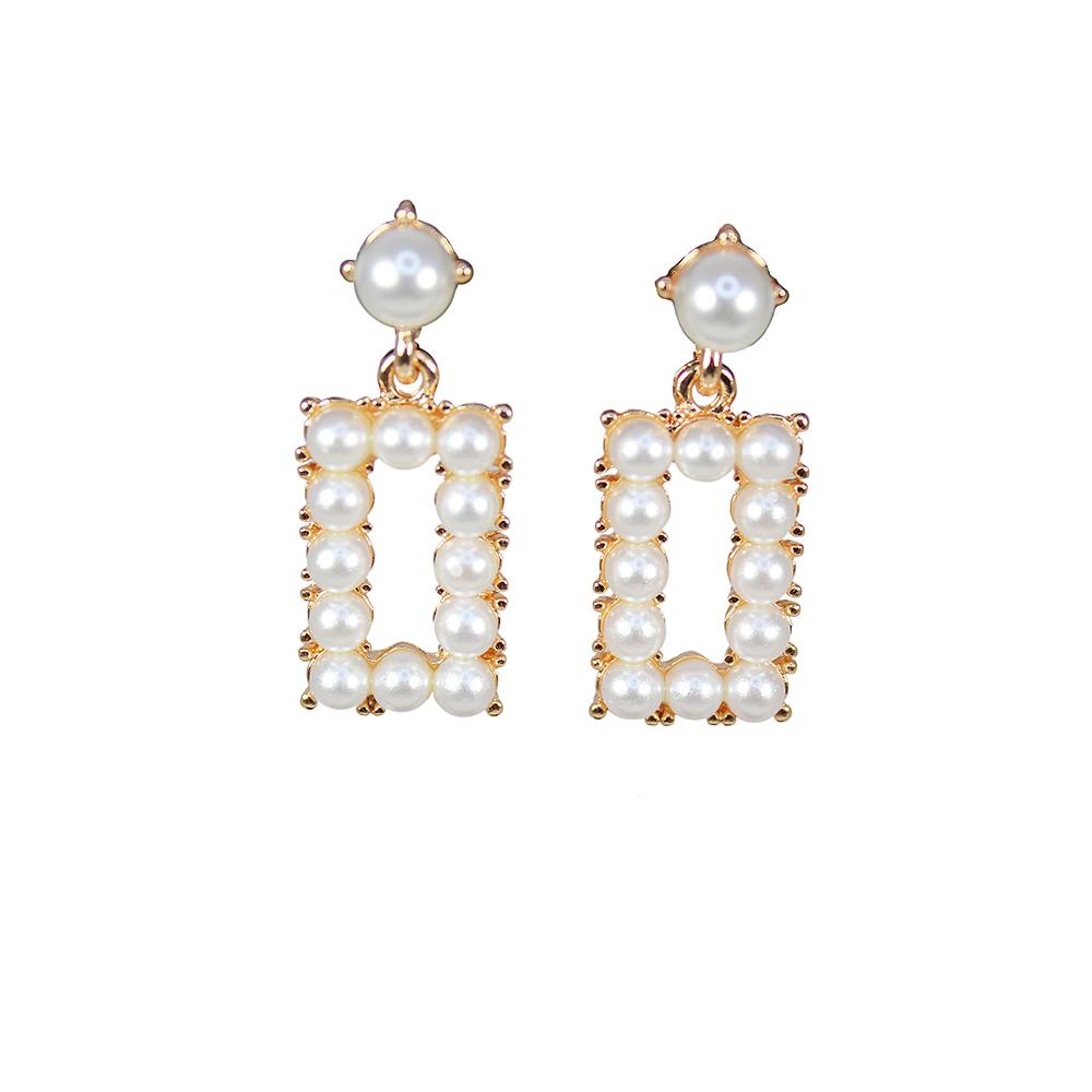 Smår Rektangulära Örhängen Med Vita Pärlor, från Complement, i färgen gold.