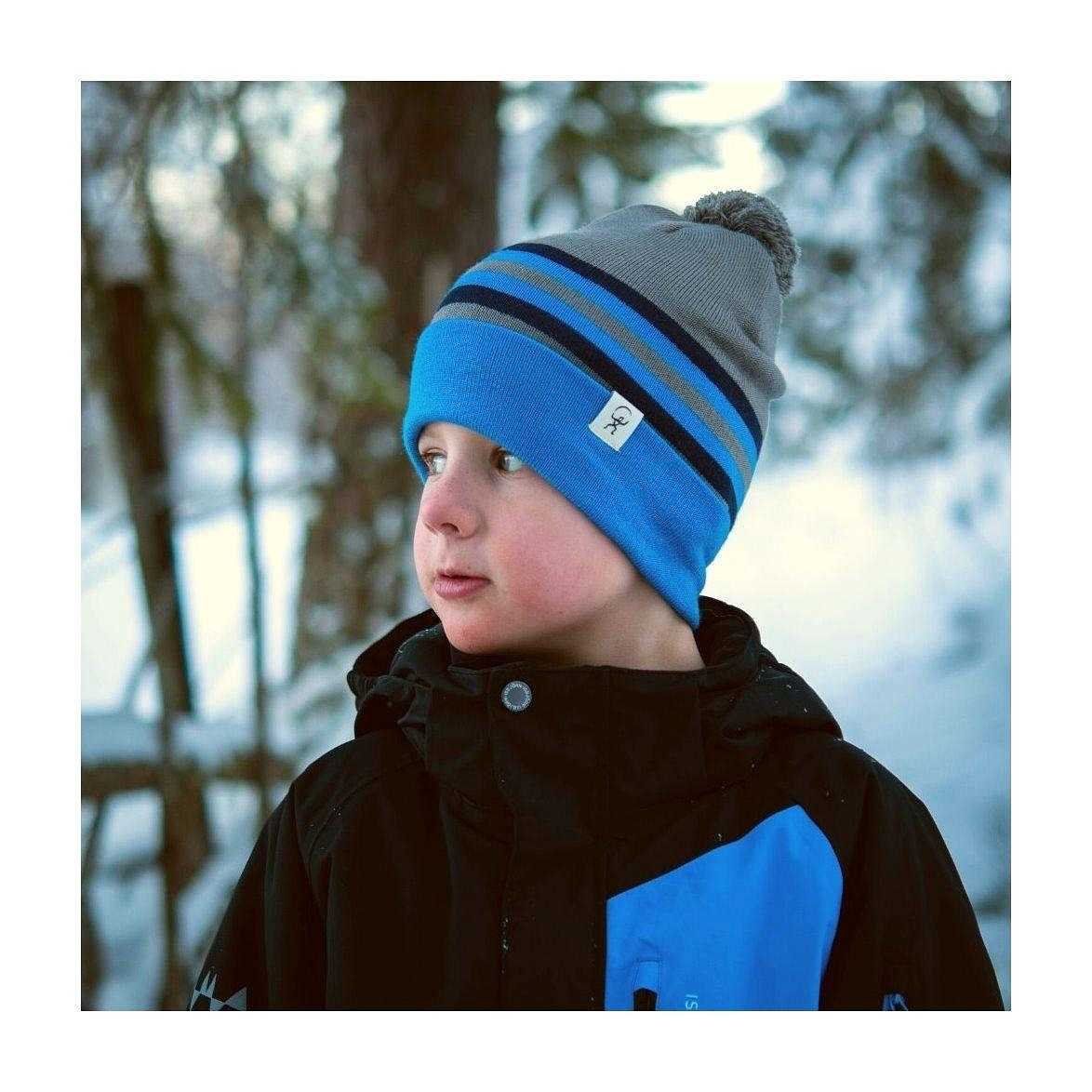 Isbjörn Reindeer Stickad Mössa, från ISBJÖRN of Sweden, i färgen mole.