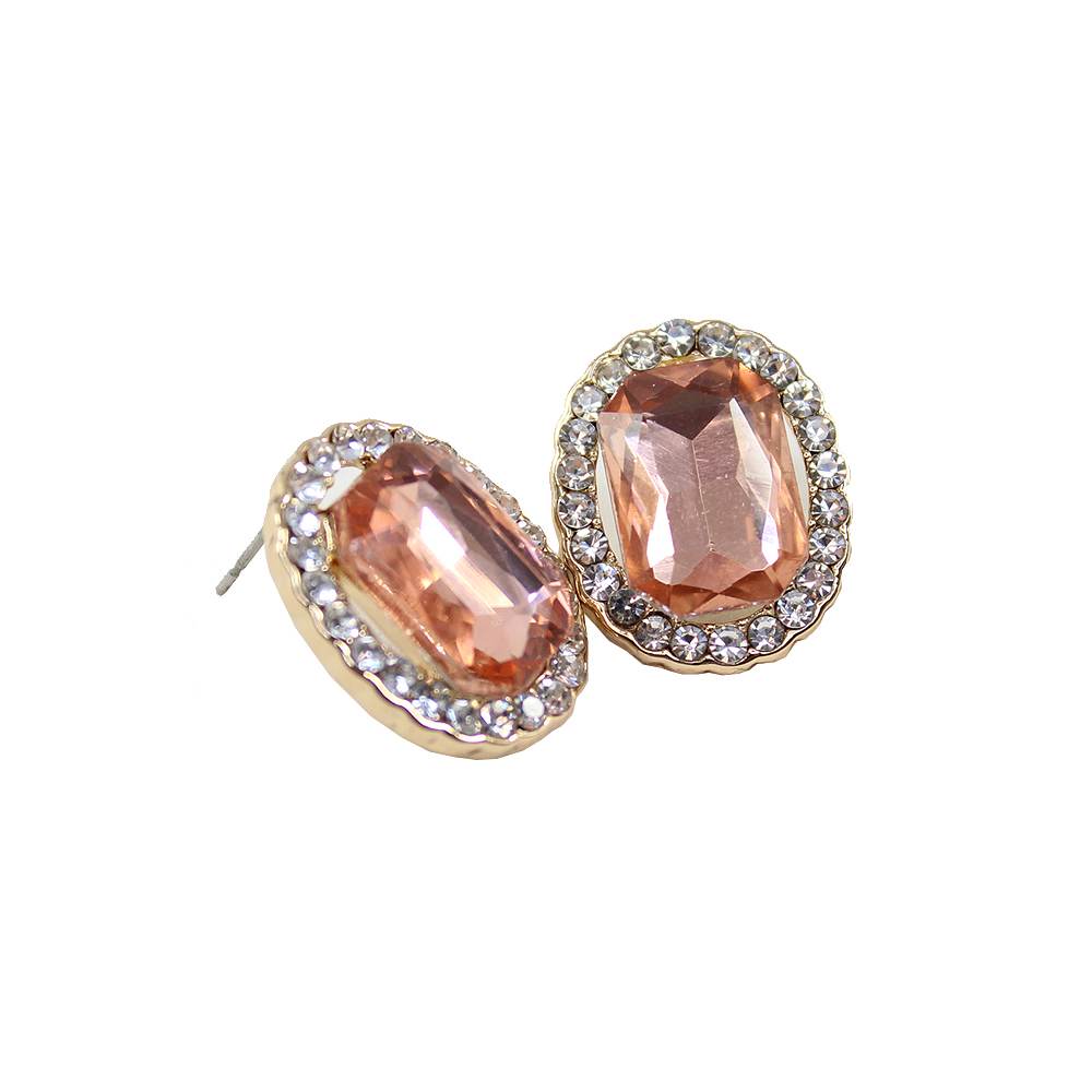 Stor Fasetterad Sten Med Små Stenar Runt Om, från Complement, i färgen pink.