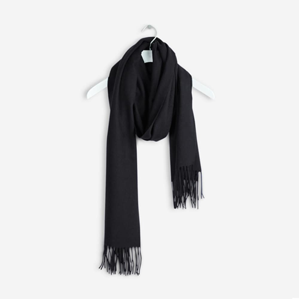 Cashmere Blend Scarf, från Filippa K, i färgen Black.