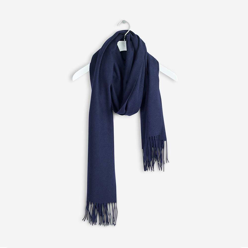 Cashmere Blend Scarf, från Filippa K, i färgen Navy.