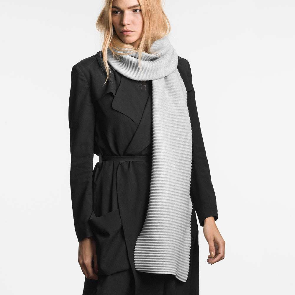 Halsduk, från Design House Stockholm, i färgen Light Grey.