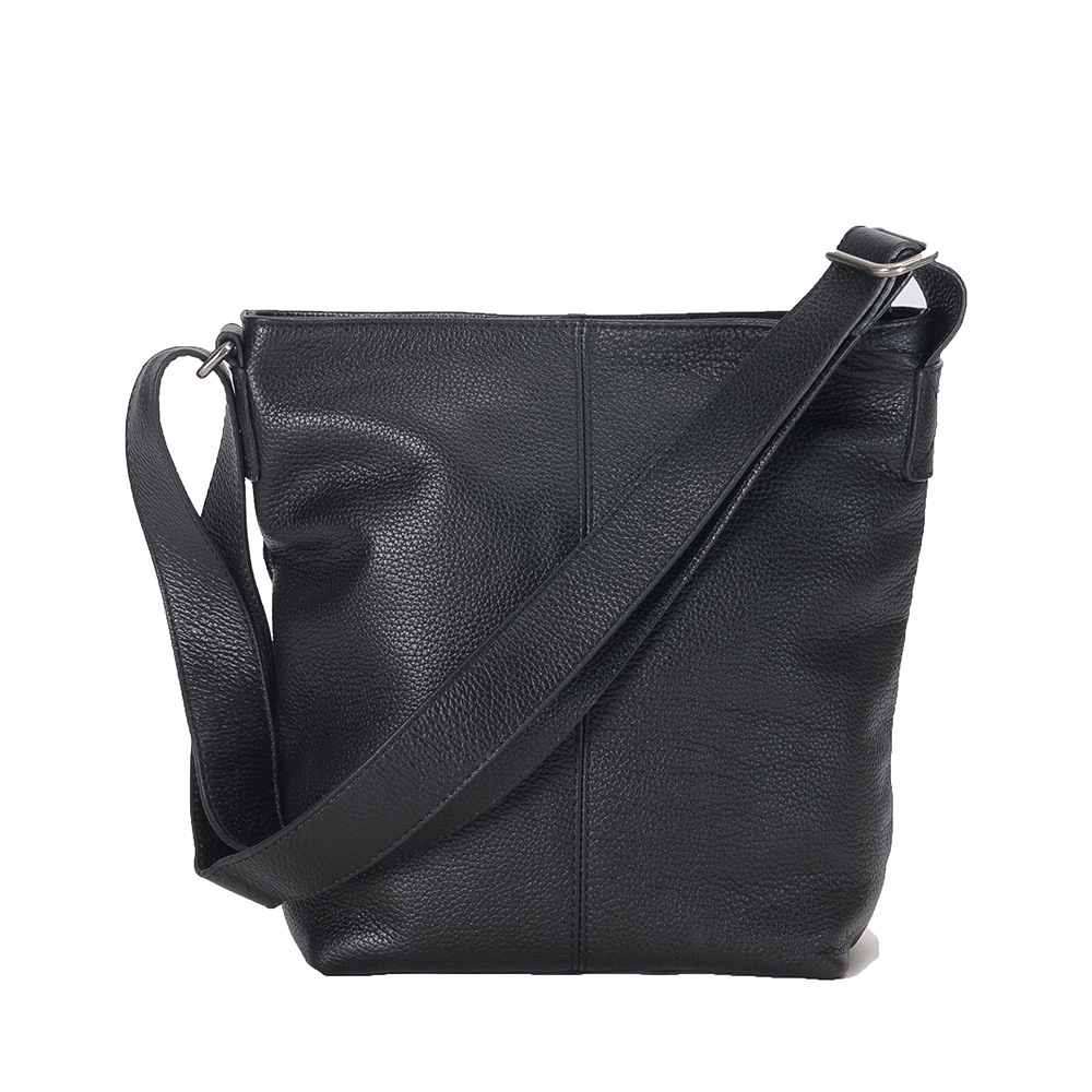 Small Shoulder Bag Black Grained Leather, från Ceannis, i färgen Black.