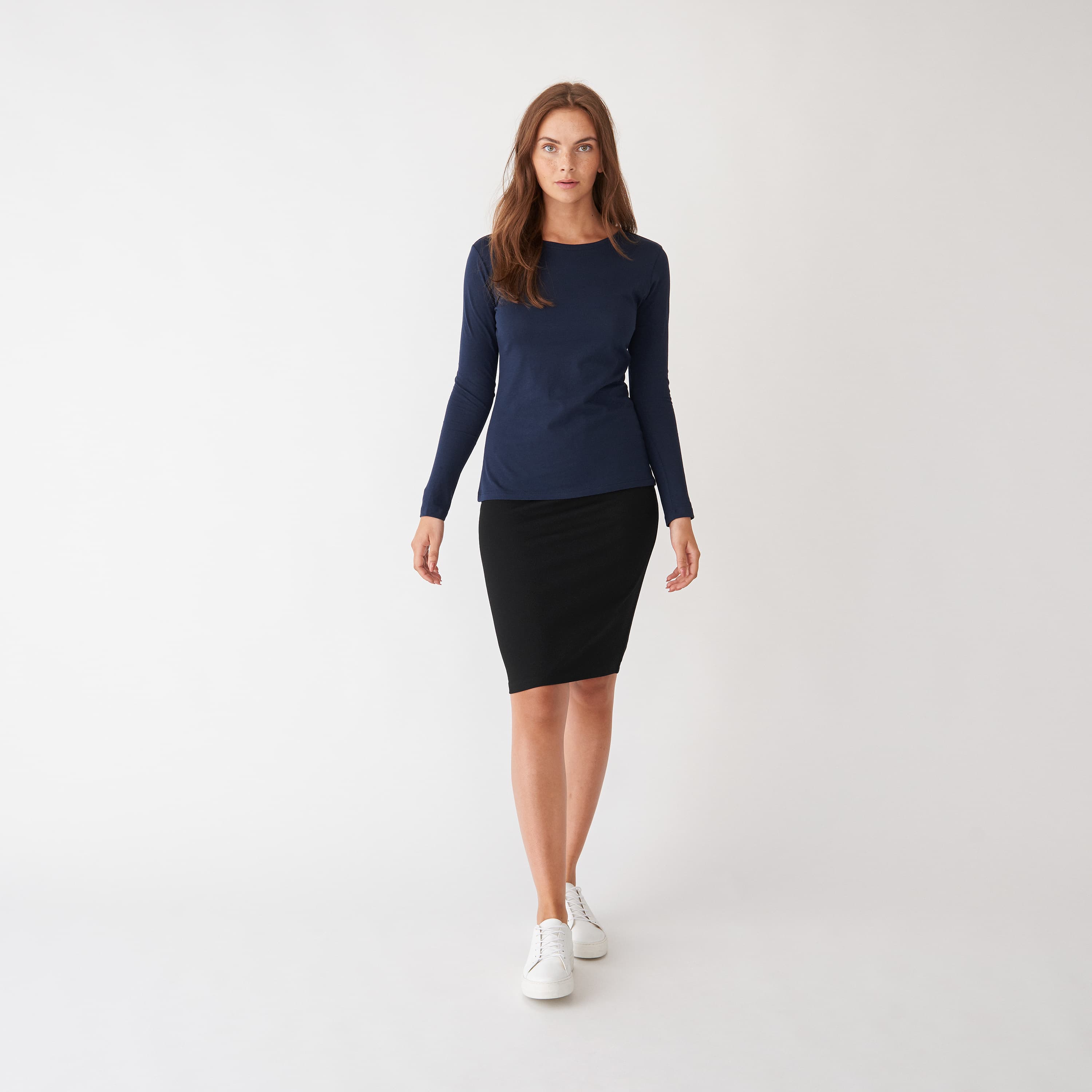 Långärmad t-shirt STINA, från Å WOMAN, i färgen Navyblaze.