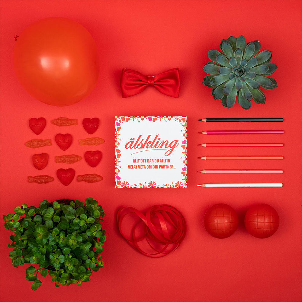 Spel Älskling, från KYLSKÅPSPOESI, i färgen Vit/Röd.