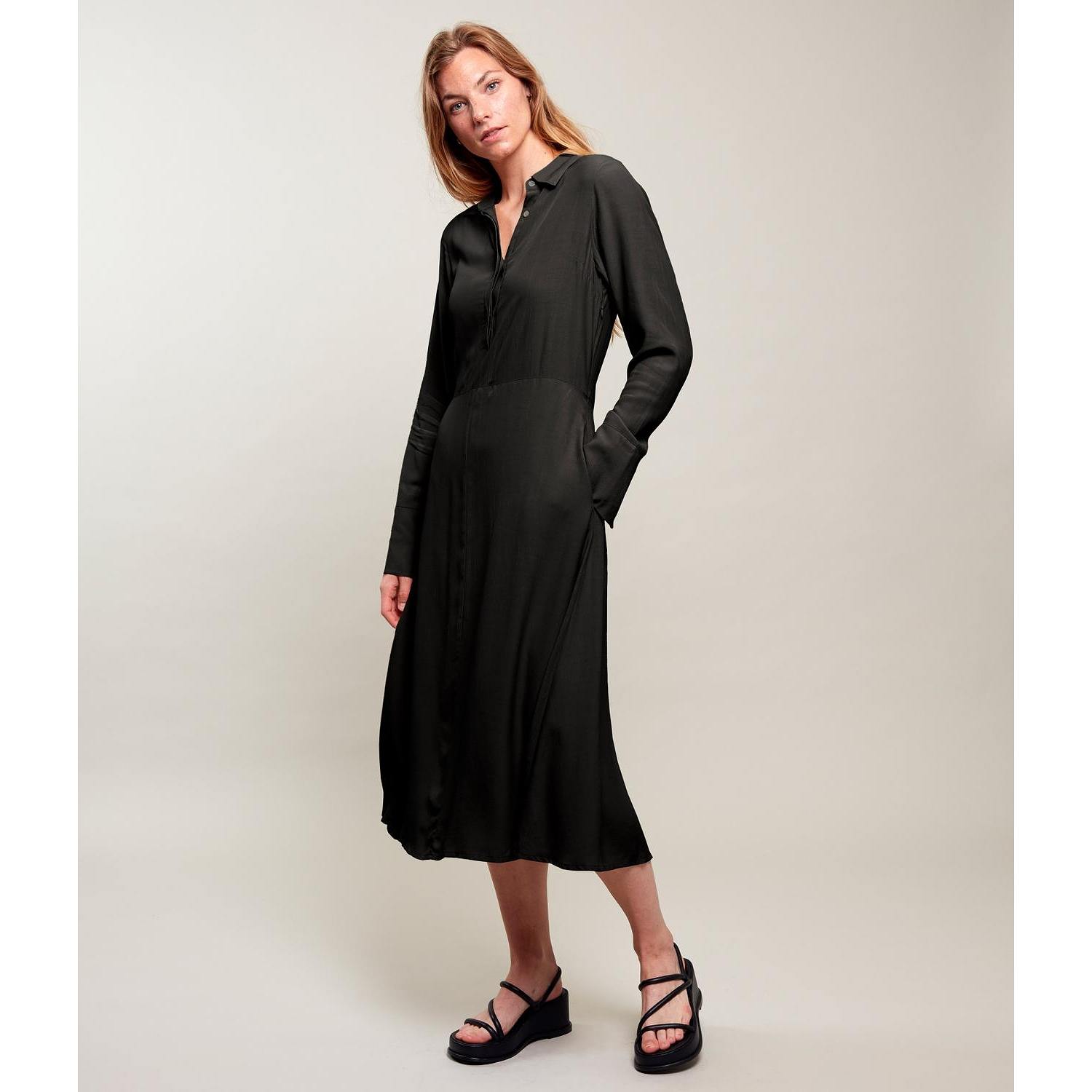 Lina Dress, från Milook, i färgen black.