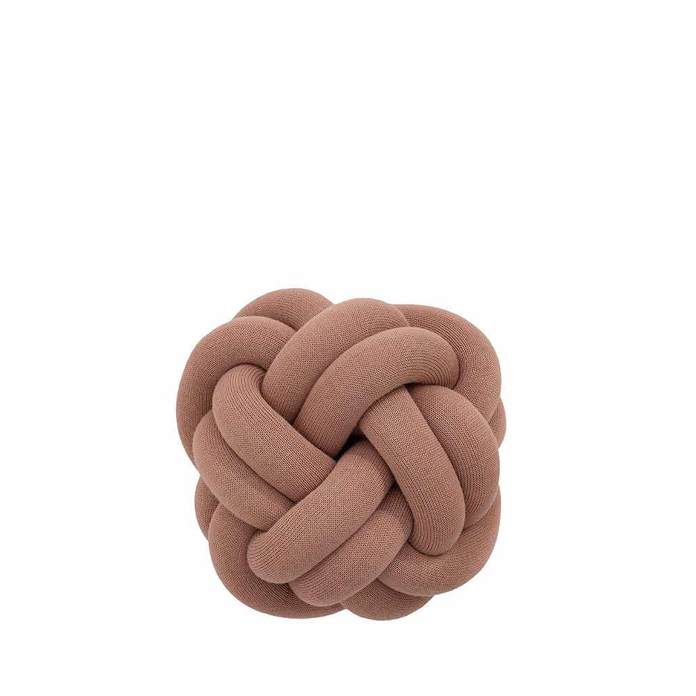 Knot Cushion, från Design House Stockholm, i färgen Dusty Pink.