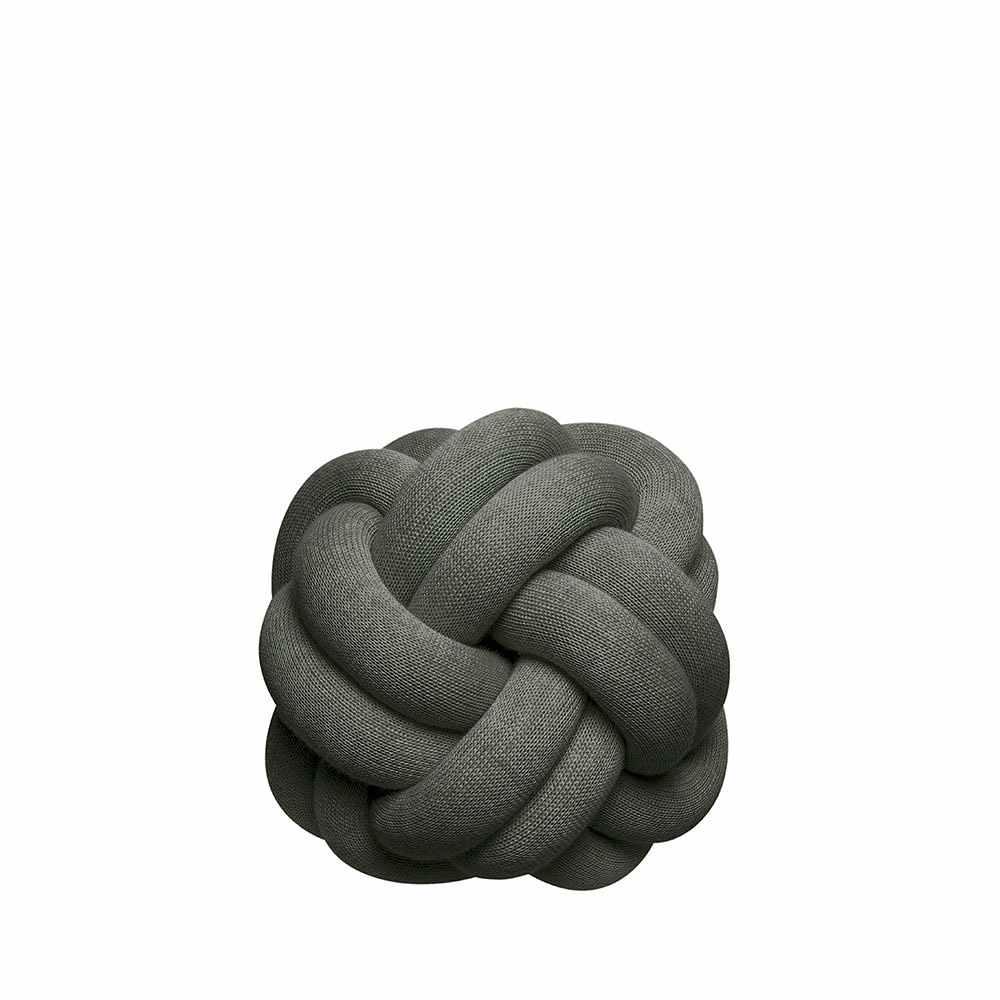 Knot Cushion, från Design House Stockholm, i färgen Forest Green.