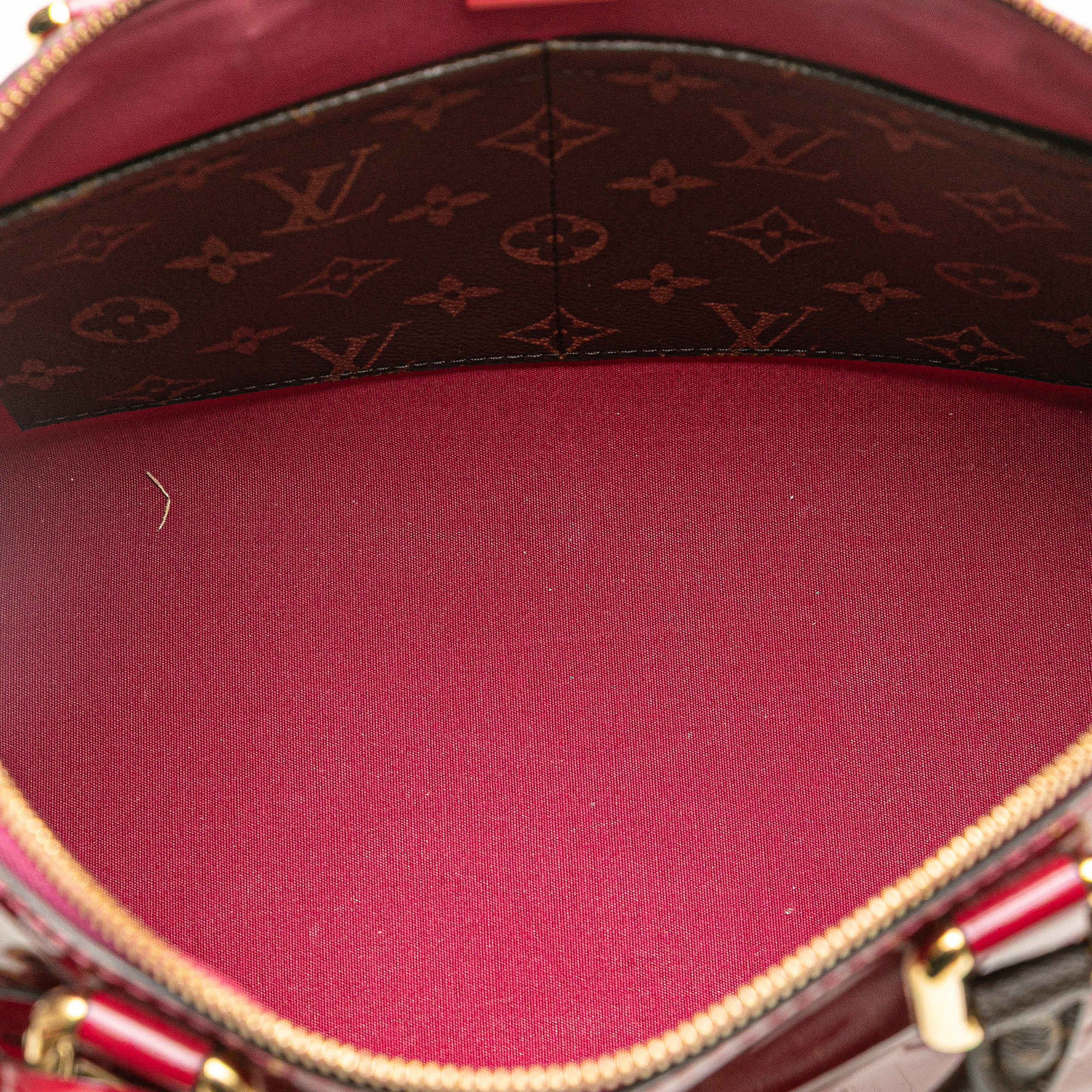 Louis Vuitton Vernis Miroir Tote, från Luxclusif, i färgen magenta.