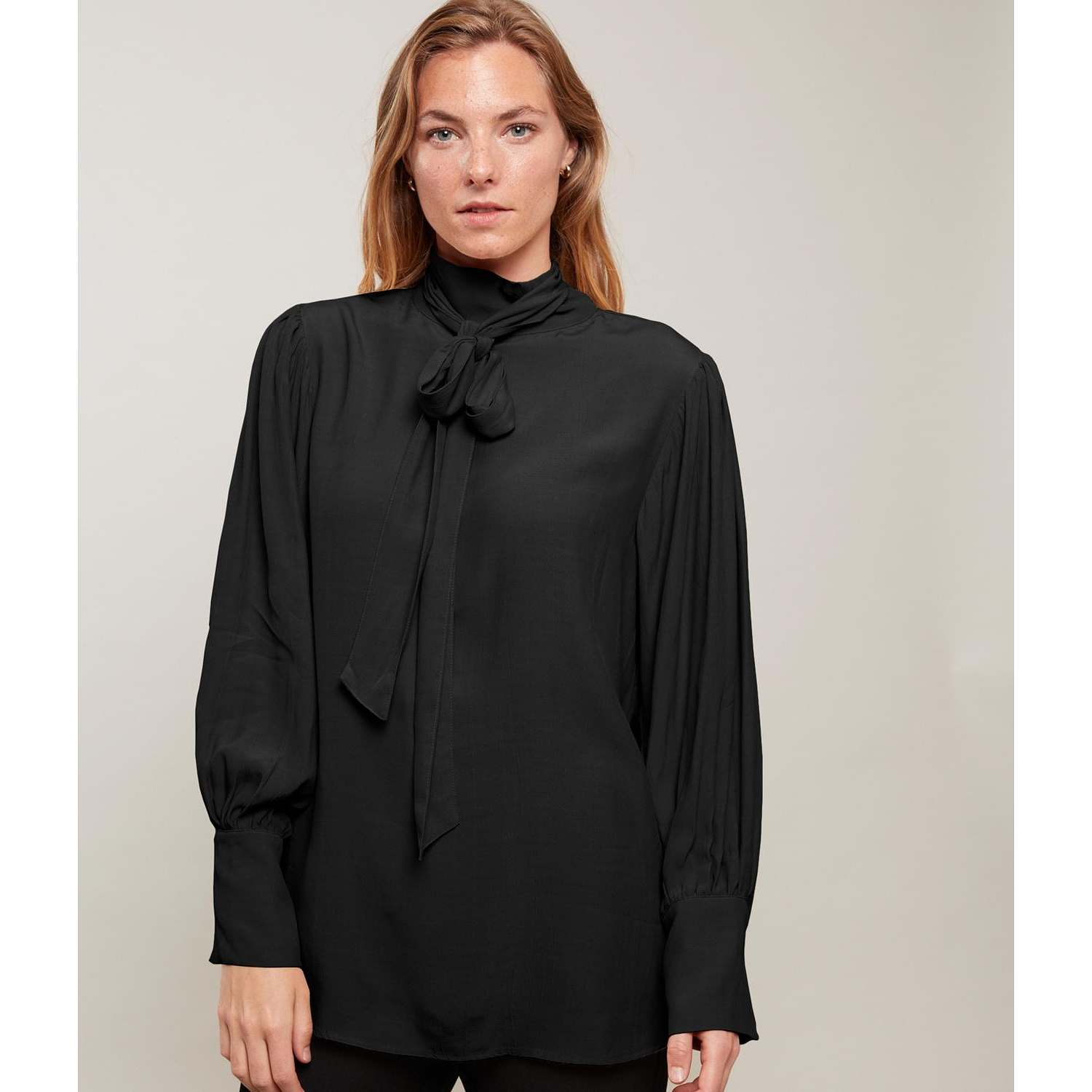Lisa Blouse, från Milook, i färgen black.