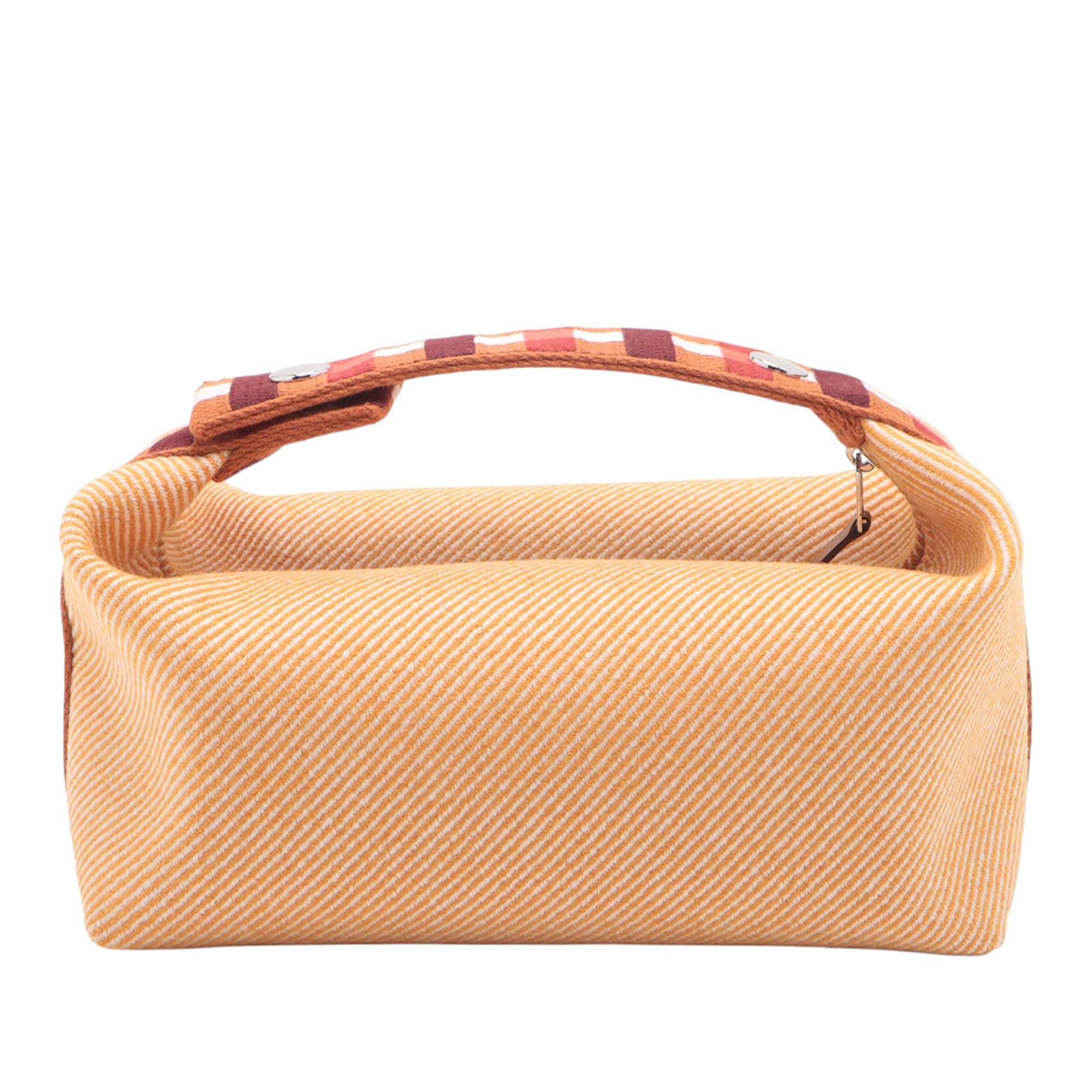 Hermès Small Wool Bride A Brac Au Carre Case, från Luxclusif, i färgen light orange.