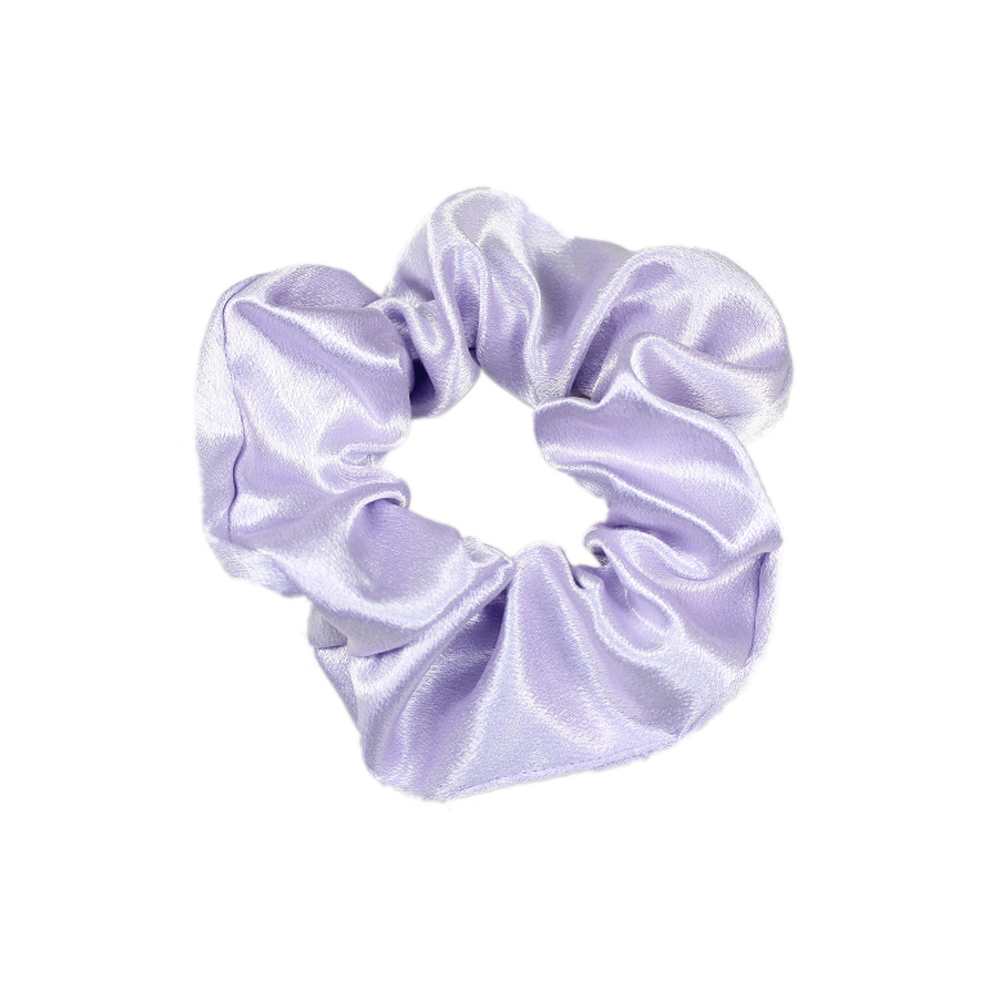 Hårscrunchie I Sidenimitation, från Complement, i färgen purple.