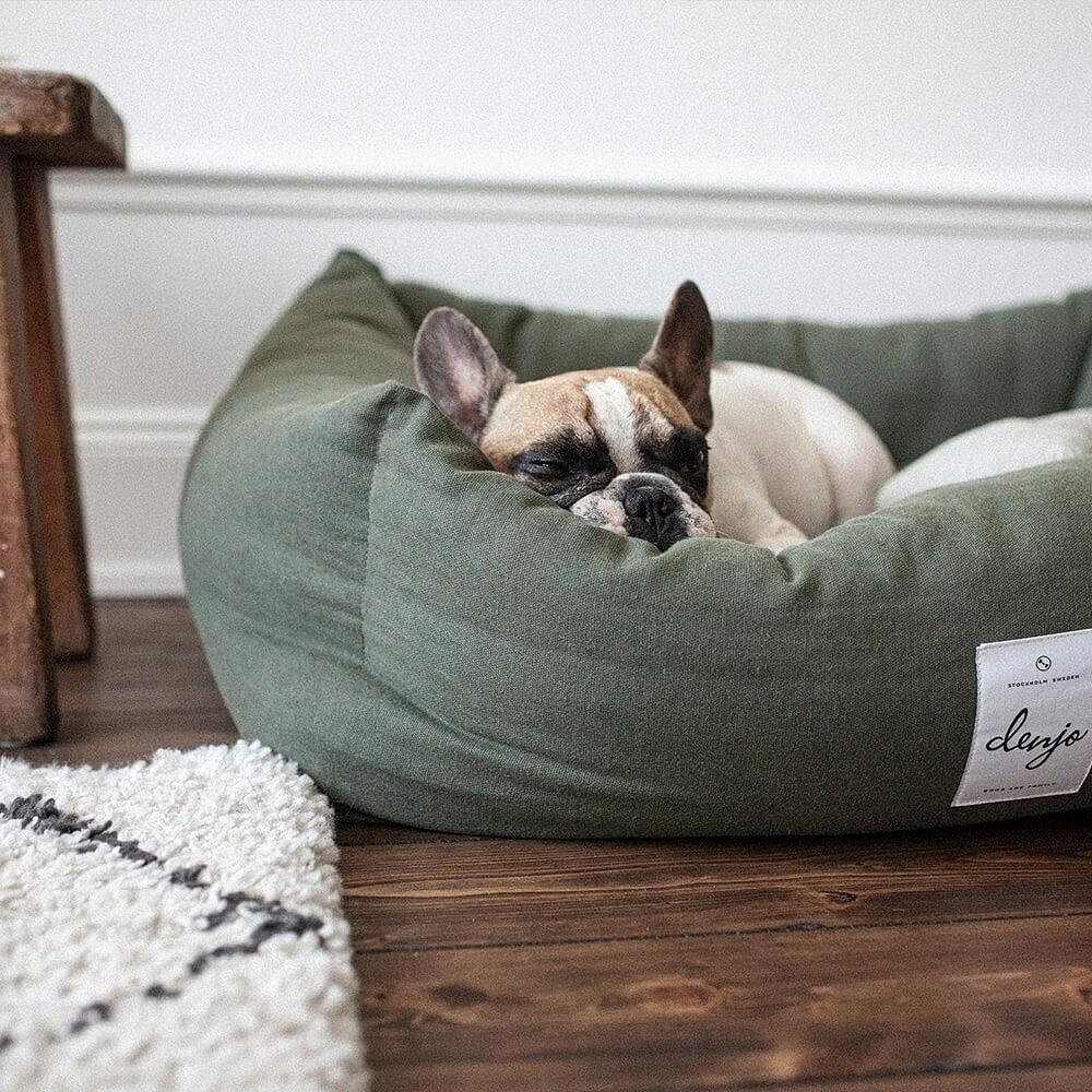 Hundbädd Classic Nest, från Denjo Dogs, i färgen desert green.
