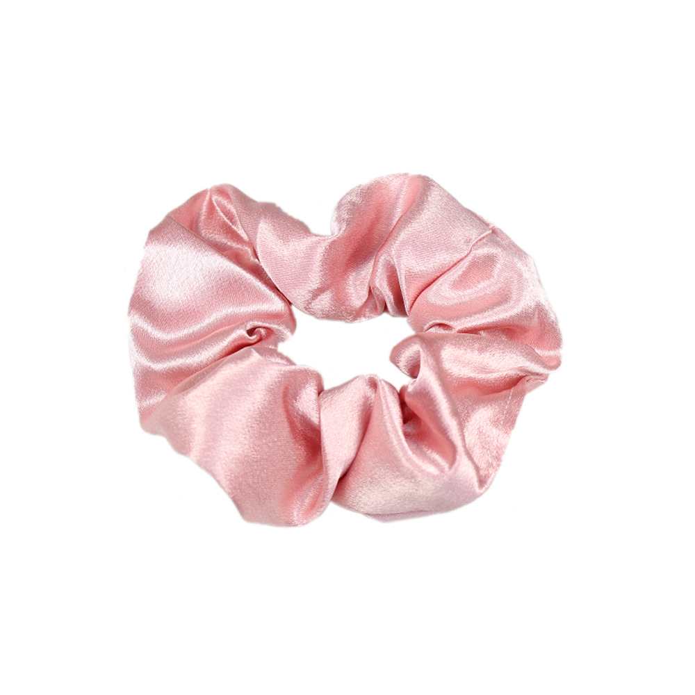 Hårscrunchie I Sidenimitation, från Complement, i färgen pink.