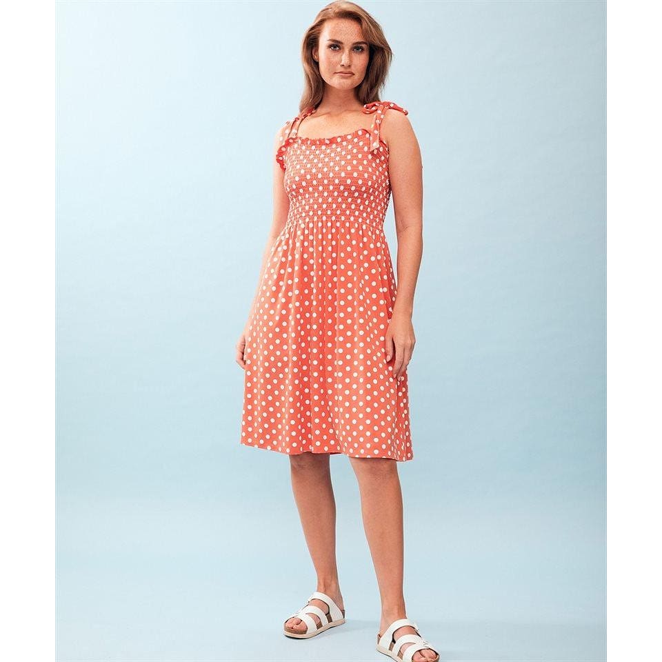 Prickig Solklänning Med Smock - Nicky Dot Coral, från Jumperfabriken, i färgen coral.