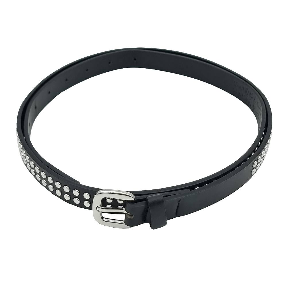 Bälte Med Nitar 1,8 Cm Brett, från Complement, i färgen black.