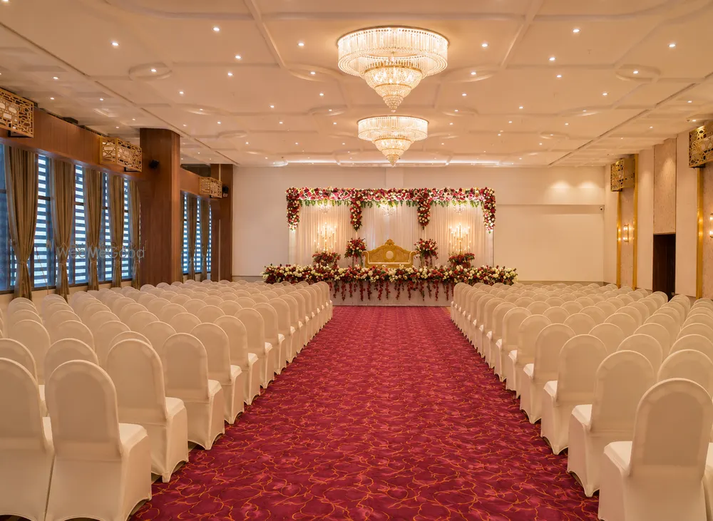 Solasta Stays & Banquets