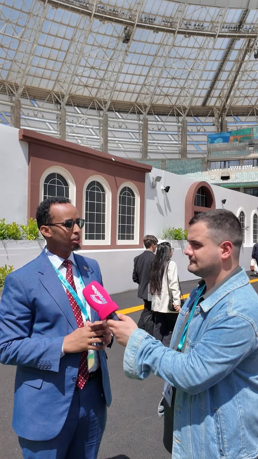 Agaasimaha guud ee SYDF Abdiqadir Ismail “Jaylaani” oo safar shaqo u jooga magaalada Baku ee caasimada dalka Azerbaijan ayaa si diiran loogu soo dhaweeyay halkaas, sidoo Kalana wuxuu ka qayb galay shirka 13-aad ee World Urban Forum.