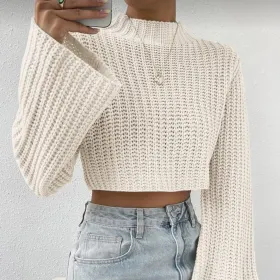 Suéter beige corto de cuello alto