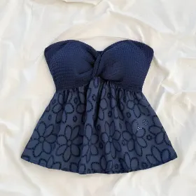 Blusa azul con bordado