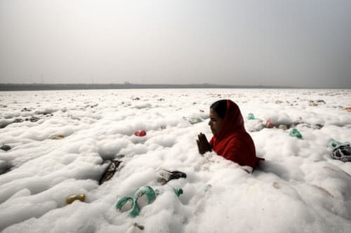 हमारी पवित्र नदियां, हमारा शर्मनाक सच!  गंगा-यमुना की गंदगी का दिल दहला देने वाला वीडियो वायरल!