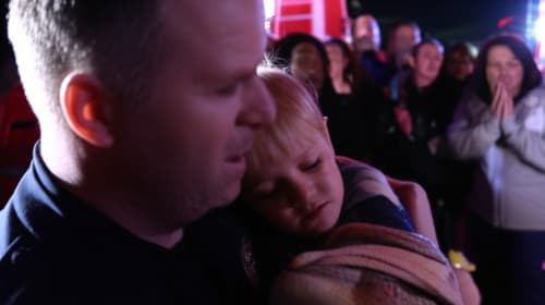 Heart-Stopping Moment!  Strangers Unite to Save Toddler Trapped Under Overturned Car!