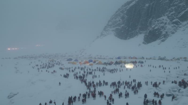 Mount Everest Nightmare!  Hundreds of Hikers TRAPPED by Terrifying Blizzard & Avalanche!
