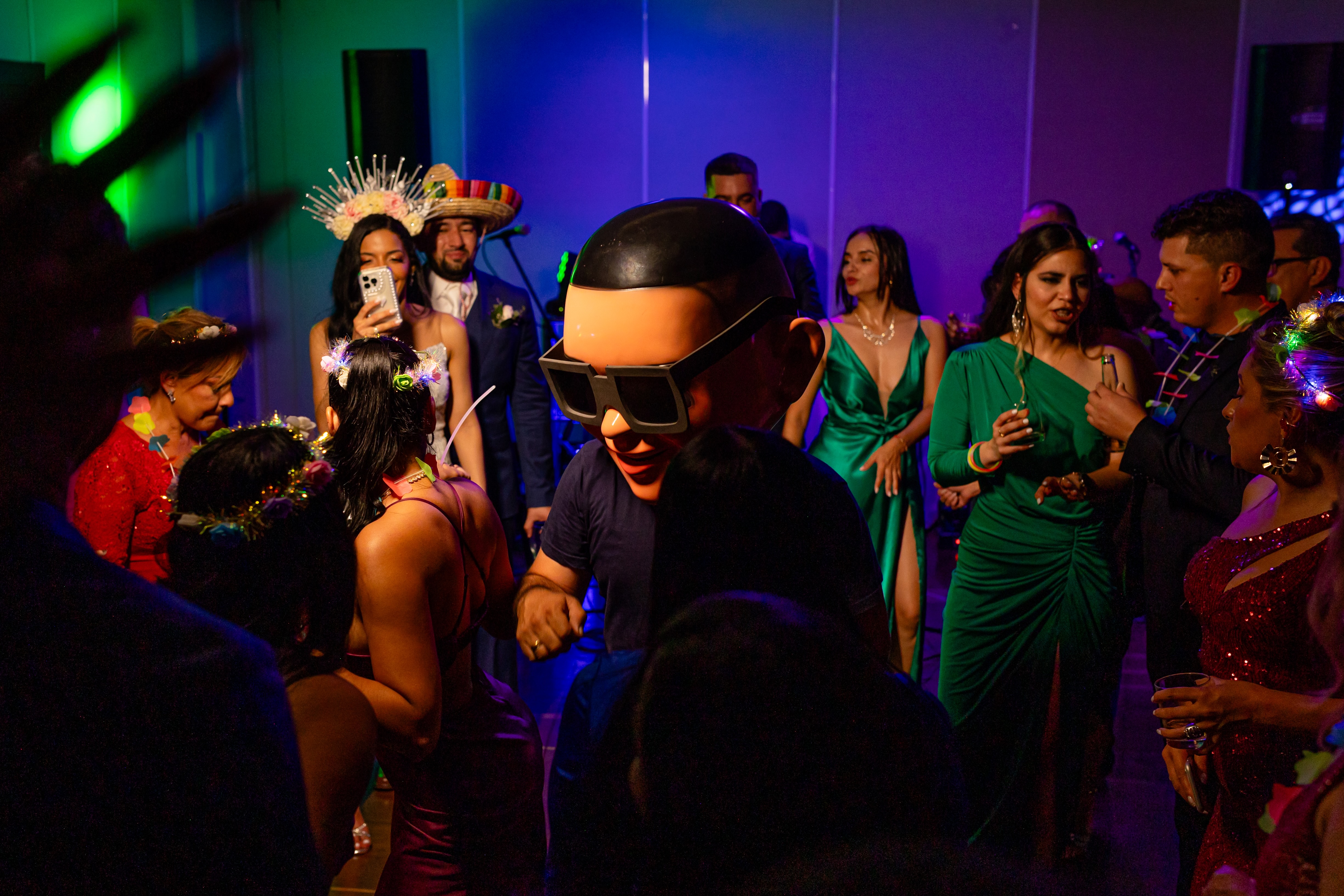 Recepción boda nocturna Bogotá - Ambiente festivo