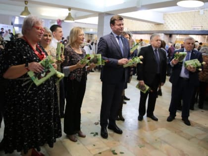 Калужские депутаты поздравили своих избирателей с праздниками