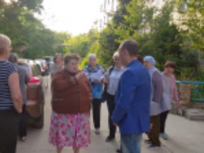 Алексей Колесников встретился с жителями дома №87 по улице Родниковая