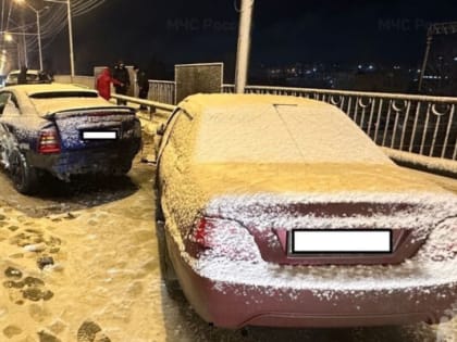 В Калуге на путепроводе столкнулись две легковушки