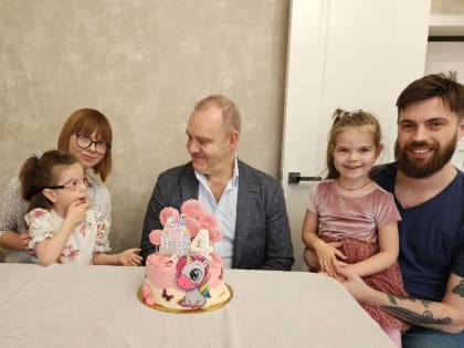 Александр Окунев – активно помогает «Клубу добряков» в Калуге, поздравляя маленьких именинников с днем рождения!