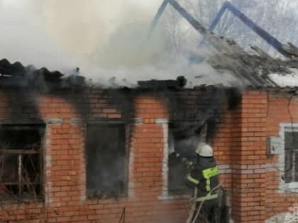 В деревне Калужской области загорелся жилой дом 