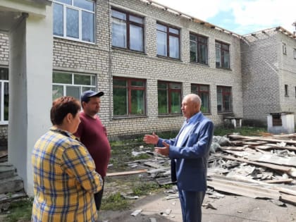 Виктор Бабурин оценил ход ремонта кровли школы в Нижних Прысках