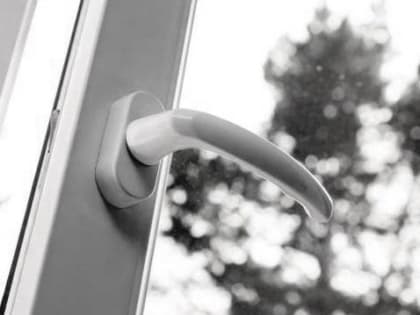 В Мещовском районе мастер по установке окон обманул местного жителя