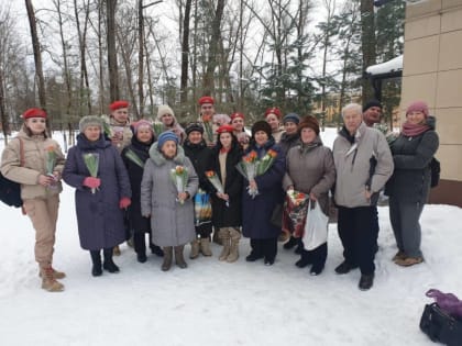 Женщин-ветеранов с 8 марта поздравил Михаил Дмитриков