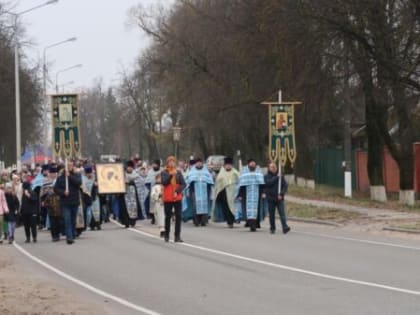 По центру Жукова прошел крестный ход в честь спасения России