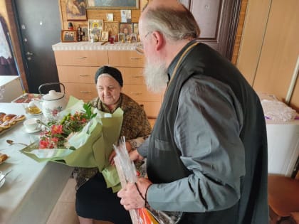 Епископ Никита поздравил матушку Тамару Никифорову с 85-летием