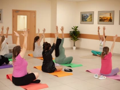 Женщинам в калужском перинатальном центре День беременных дали уроки йоги