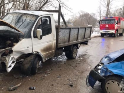 В Калуге на улице Сельская столкнулись “Рено” и “Газель”