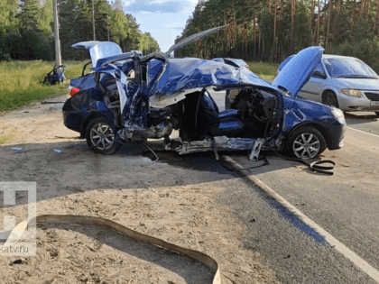 В Калужской области Renault врезался в столб: пострадали 2 человека