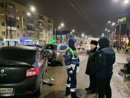 В центре Калуги маршрутка врезалась в семь машин, пострадали три человека
