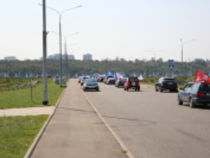 Автопробег в честь Дня Государственного флага России