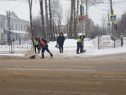 Больше 20 калужских улиц избавили от снежной каши