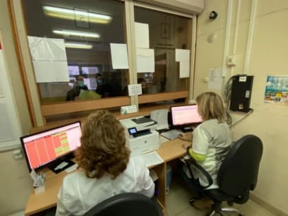 В ПОЛИКЛИНИКЕ НА ПРОСПЕКТЕ ЛЕНИНА РЕГИСТРАТУРА ПЕРЕЕХАЛА